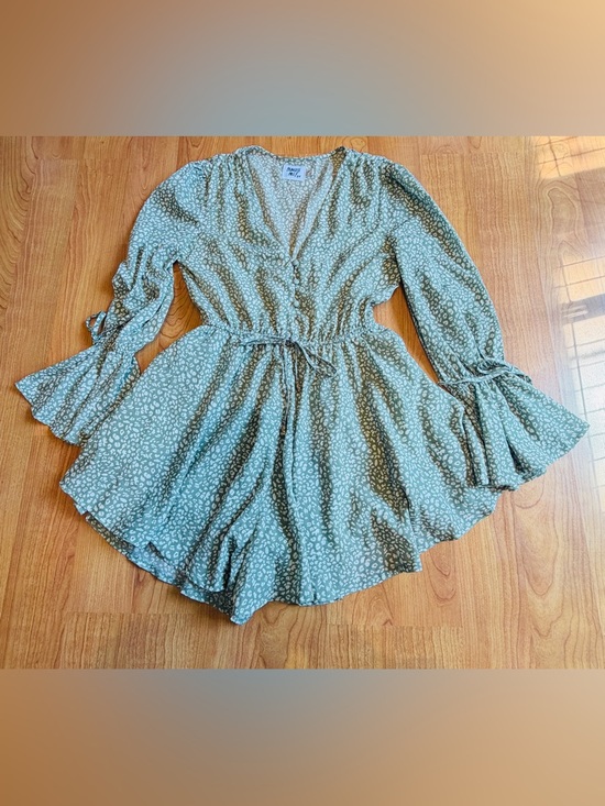 Princess Polly Women’s Pale Green Pattern Flowy Cierra Mid Sleeve Romper Size 4 - Picture 3 of 11